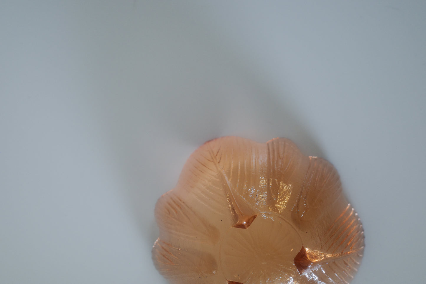 昭和時期橘色三足玻璃花型小碗