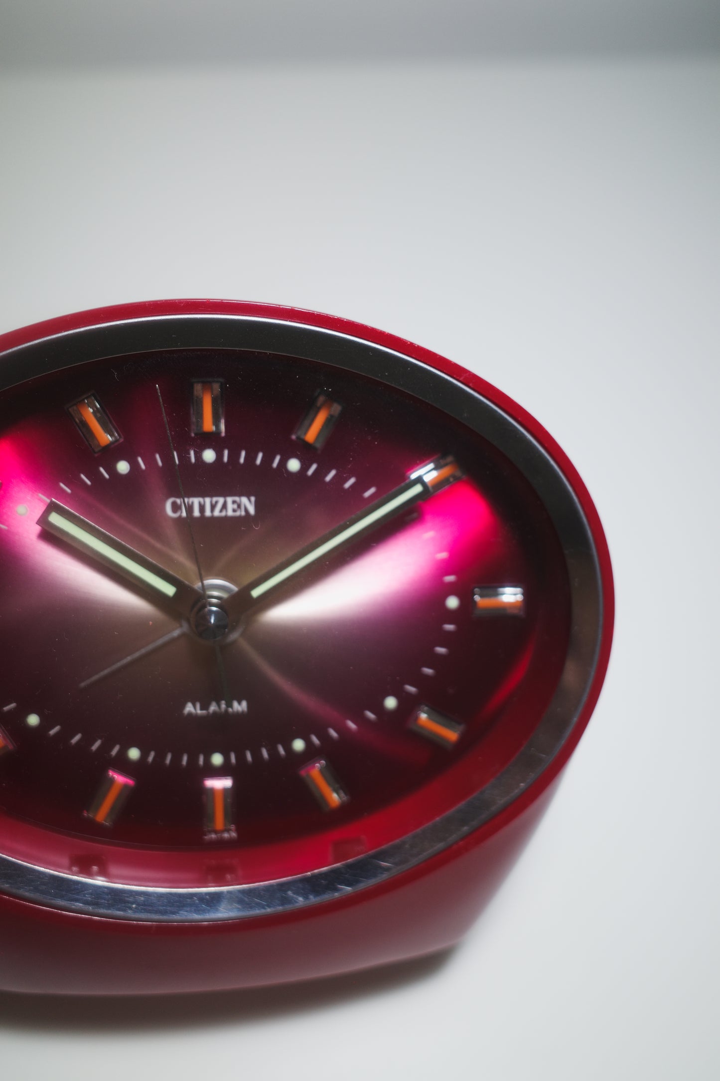 CITIZEN 日本製紅銀雙色漸變太空發條鬧鐘(免電)