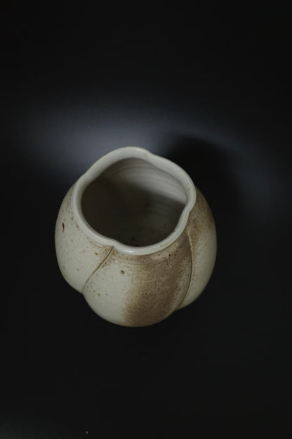 柴燒｜火紋手拉四瓣花器《肆果》
